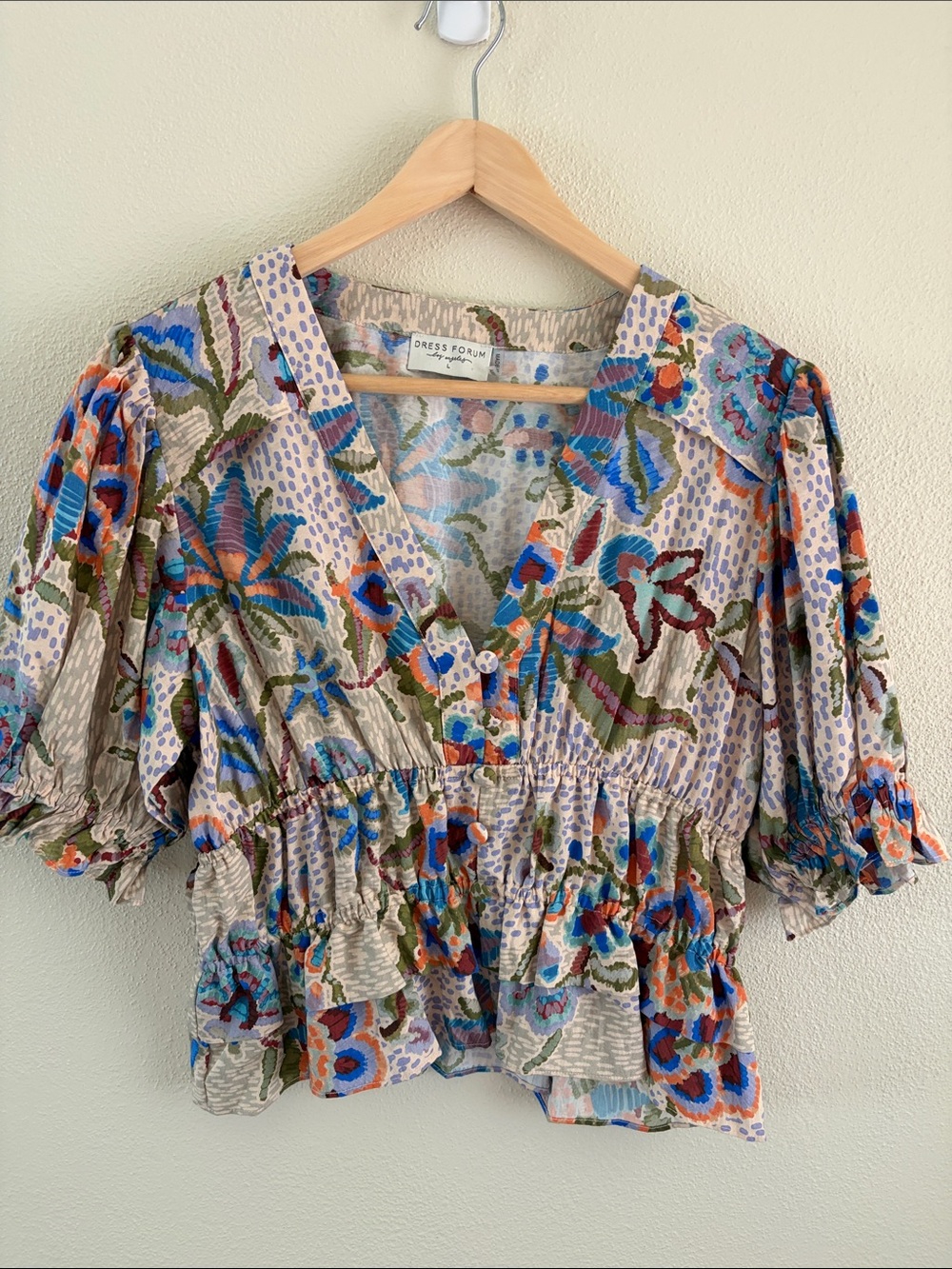 Dress Forum v-neck cropped floral top puff sleeves ruffle detail | size large